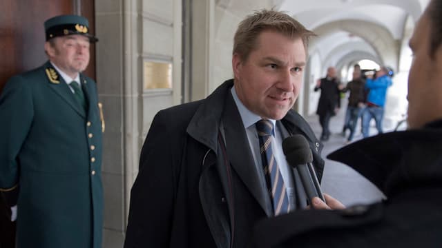 SVP-Parteipräsident Toni Brunner spricht vor dem Béatrice-von-Wattenwyl-Haus in Bern in ein Mikrofon. SVP-Parteipräsident Toni Brunner spricht vor dem Béatrice-von-Wattenwyl-Haus in Bern in ein Mikrofon.