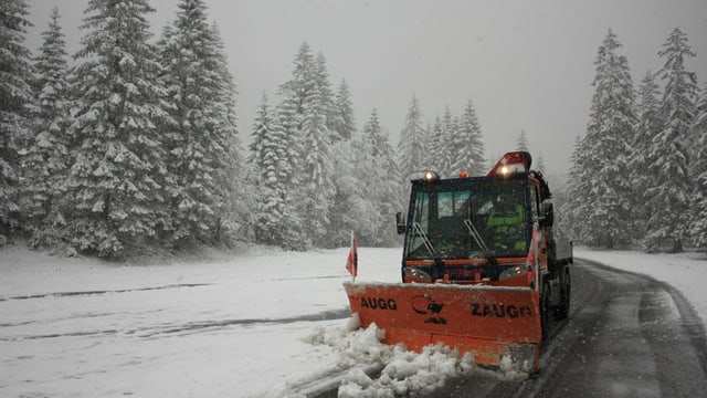 Schneepflug bei der Schneeräumnung. Schneepflug bei der Schneeräumnung.