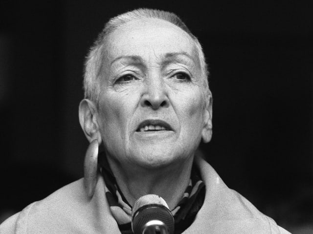 Schwarz-Weiss-Foto von Meret Oppenheim mit kurzem Haar und einem grossen, metallenen Ohrring. Schwarz-Weiss-Foto von Meret Oppenheim mit kurzem Haar und einem grossen, metallenen Ohrring.