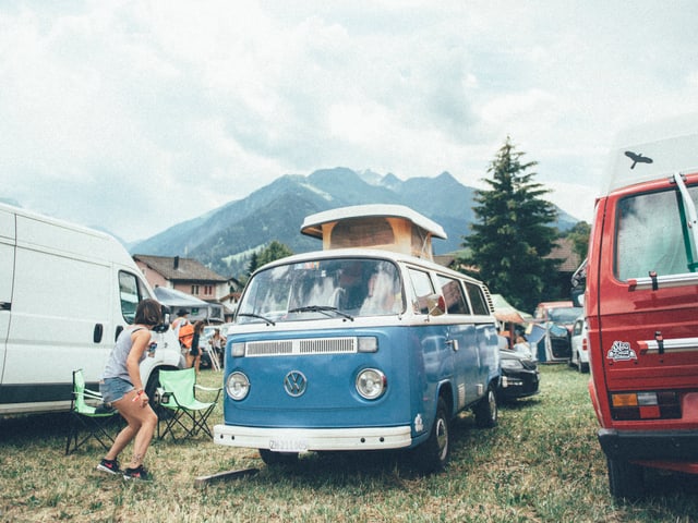 Wo hat man wohl sonst so eine idyllische Aussicht, wenn man mit einem VW-Bus an einem Festial übernachtet? Wo hat man wohl sonst so eine idyllische Aussicht, wenn man mit einem VW-Bus an einem Festial übernachtet?