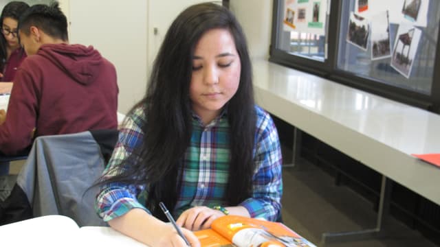 Marziyeh aus Afghanistan büffelt Deutsch. Sie will die Matura machen. Marziyeh aus Afghanistan büffelt Deutsch. Sie will die Matura machen.