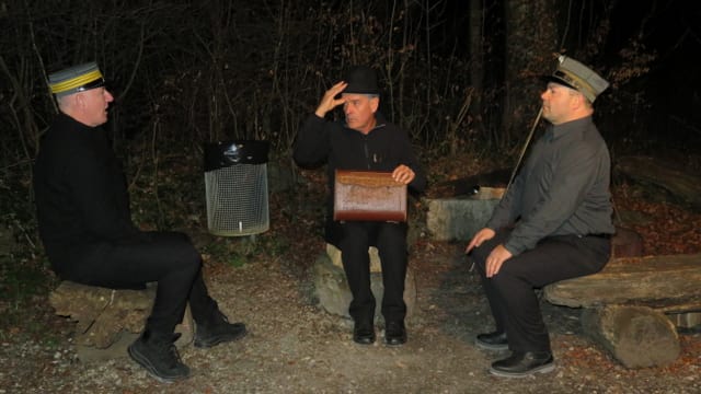 Drei Männer in Uniform diskutieren in der Nacht Drei Männer in Uniform diskutieren in der Nacht