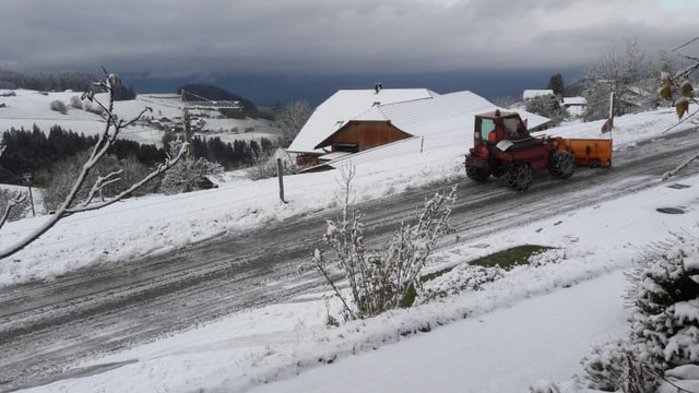 Schneepflug in Goldiwil im Einsatz. Schneepflug in Goldiwil im Einsatz.