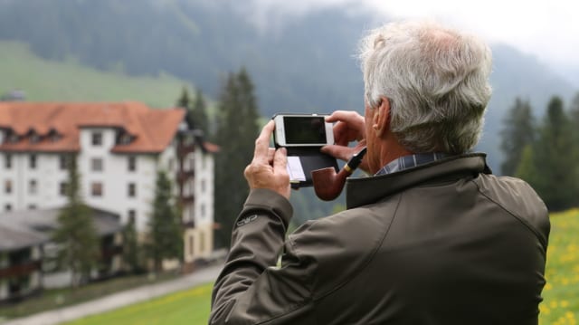 Beni Cathomas fa sez fotografias dal stan dil bajetg vegl Beni Cathomas fa sez fotografias dal stan dil bajetg vegl