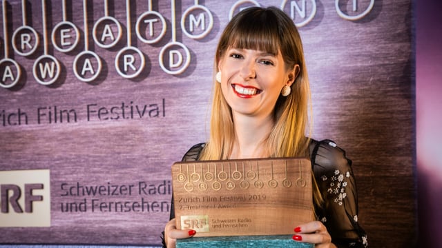 Junge Frau mit Trophäe Junge Frau mit Trophäe