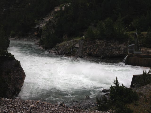 Aua gronda sbucca or dal lai da Livigno.