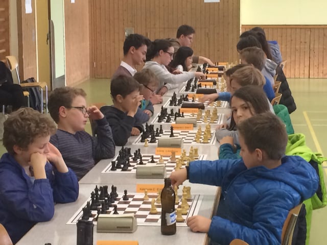 Kinder spielen Schach
