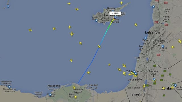 L'aviun da Egyptair era ordiundamain en viadi d'Alexandria a Kairo. L'aviun da Egyptair era ordiundamain en viadi d'Alexandria a Kairo.