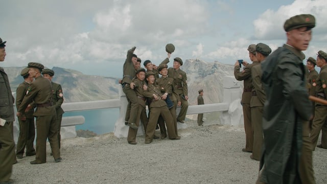 Jugendliche in Militär-Uniform posieren lächelnd vor einem Bergsee Jugendliche in Militär-Uniform posieren lächelnd vor einem Bergsee
