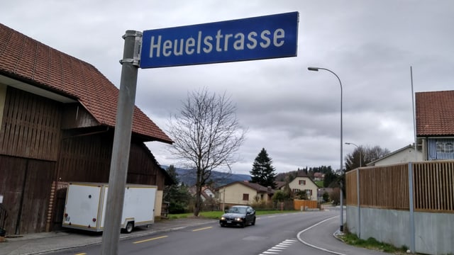 Ein Strassenschild mit der Aufschrift Heuelstrasse Ein Strassenschild mit der Aufschrift Heuelstrasse