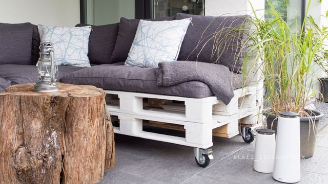 Das Palettensofa ist die günstige Variante, wenn du gerne eine Lounge hättest. Das Palettensofa ist die günstige Variante, wenn du gerne eine Lounge hättest.