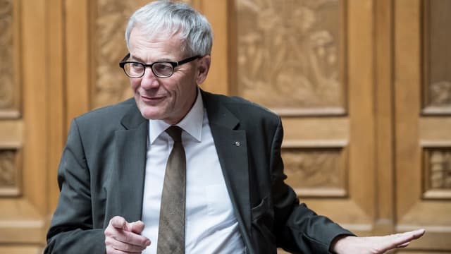 Mann mit grauen Haaren und Brille. Mann mit grauen Haaren und Brille.