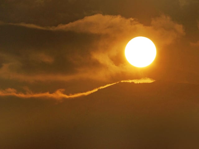 Sonnenkugel zwischen Wolkenfeldern