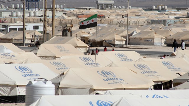 Flüchtlingszelte mit der Aufschrift UNHCR Flüchtlingszelte mit der Aufschrift UNHCR