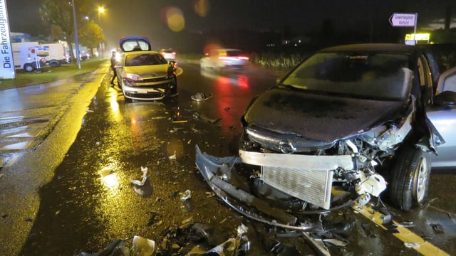 Zwei zerstörte Autos auf einer Strasse. Zwei zerstörte Autos auf einer Strasse.