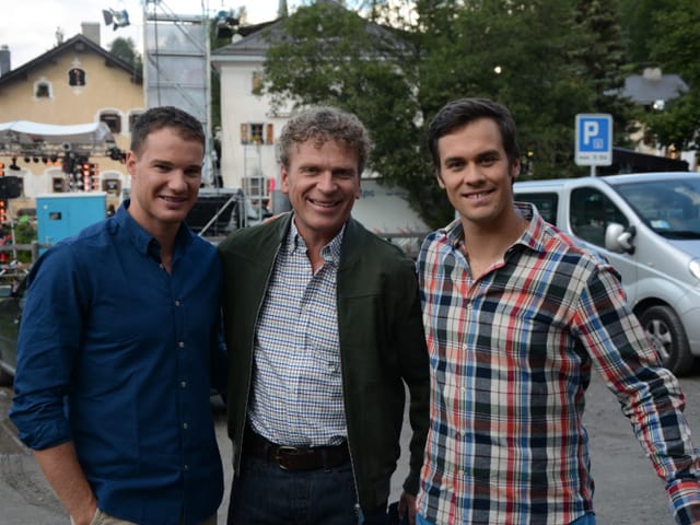 Dario Cologna und Sandro Viletta mit Jass-Schiedsrichter Dani Müller.