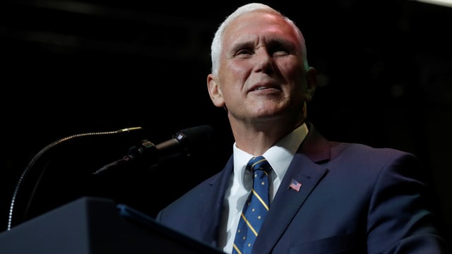 Pence an einem Rednerpult. Pence an einem Rednerpult.