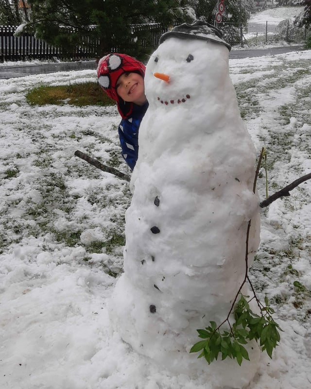 Ein Kind mit einem Schneemann