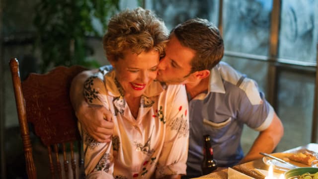 Ein Mann küsst eine Frau Ein Mann küsst eine Frau
