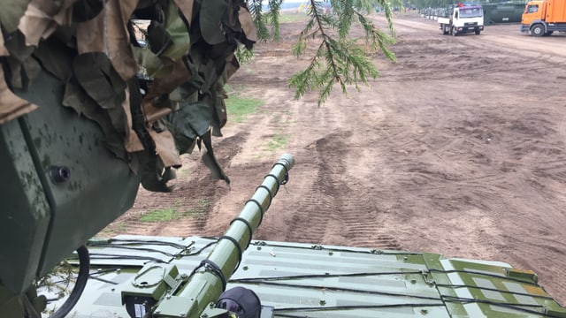 Blick von einem Panzer auf ein Feld. Blick von einem Panzer auf ein Feld.