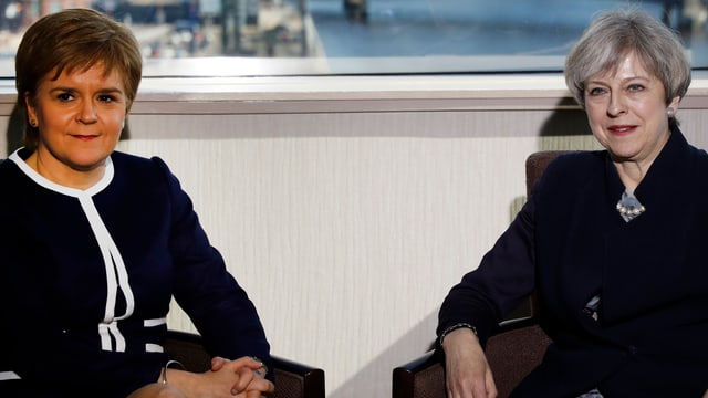 Nicola Sturgeon (l.) und Theresa May sitzen nebeneinander. Nicola Sturgeon (l.) und Theresa May sitzen nebeneinander.