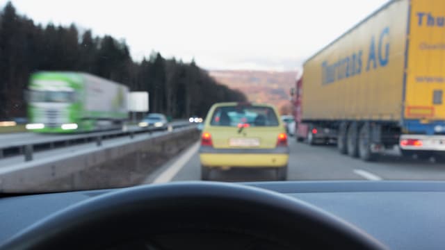 Ein Tachometer. Ein Tachometer.