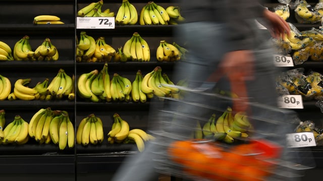 Ein Einkaufsgestell voller Bananen in einem britischen Supermarkt. Ein Einkaufsgestell voller Bananen in einem britischen Supermarkt.