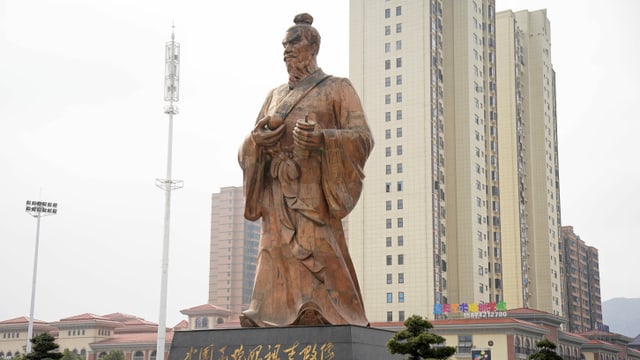 Riesige Statue eines Mannes. Riesige Statue eines Mannes.