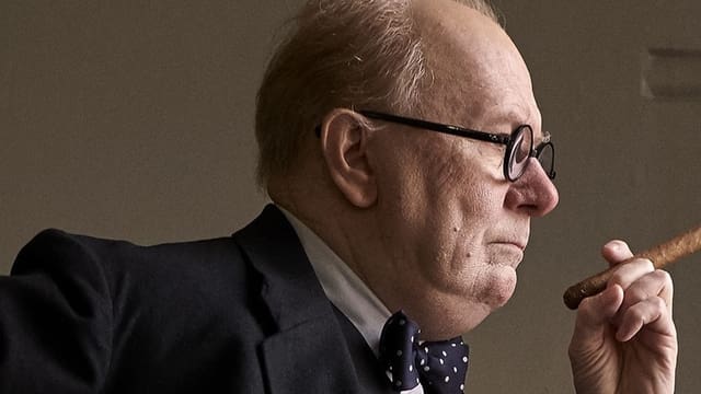 Gary Oldman mit Zigarre in seiner Rolle als Winston Churchill. Gary Oldman mit Zigarre in seiner Rolle als Winston Churchill.