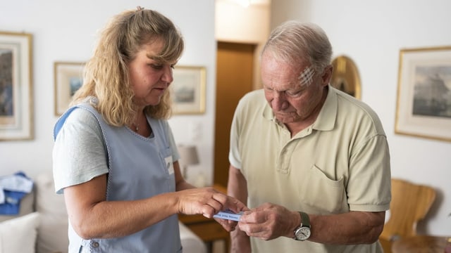 Frau von der Spitex und ein PAtient Frau von der Spitex und ein PAtient