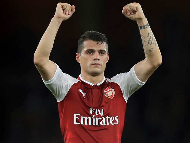 Xhaka jubelt in den Arsenal-Farben.