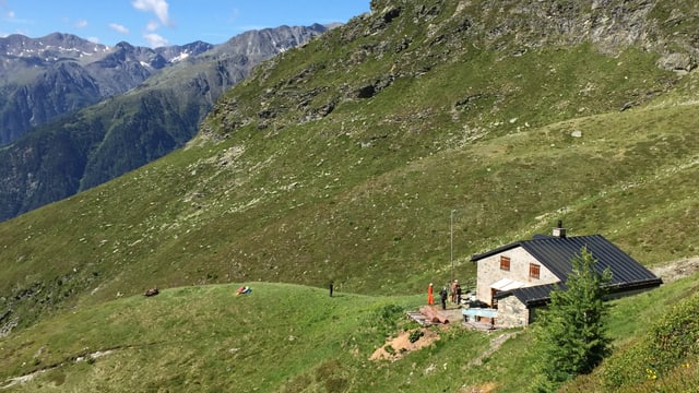 La chamona Linard dal Club alpin svizzer, sur Lvin sut il Piz Linard. La chamona Linard dal Club alpin svizzer, sur Lvin sut il Piz Linard.