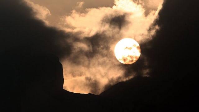 Sonne hinter Asche Sonne hinter Asche