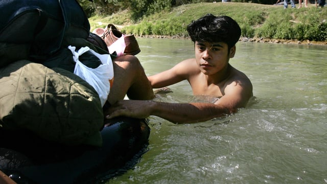 Ein illegaler Einwanderer überquert den Rio Grande. 