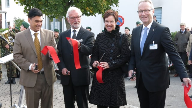 Gschwind beim Durschneiden des Roten Bands Gschwind beim Durschneiden des Roten Bands