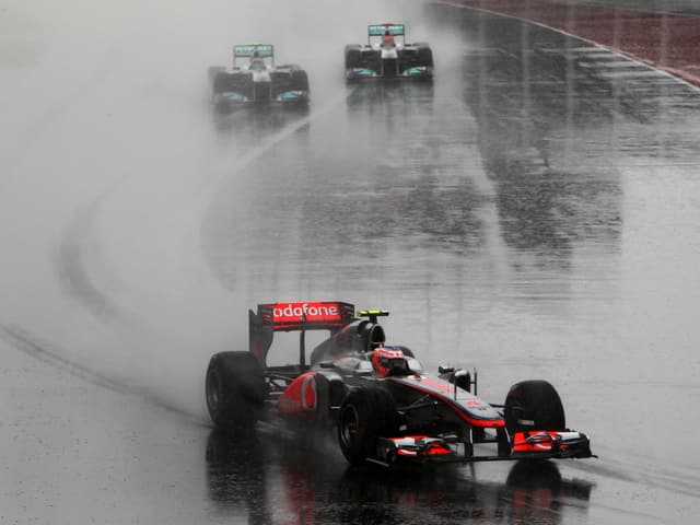 Der Regen machte den Piloten schwer zu schaffen. Der Regen machte den Piloten schwer zu schaffen.