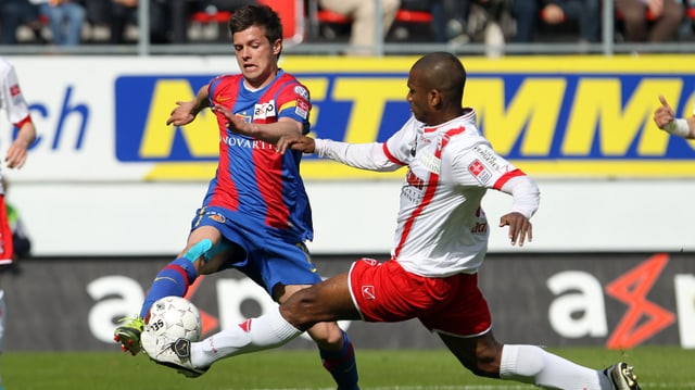 Adailton (r.) grätscht ab der Rückrunde wieder für den FC Sion. Adailton (r.) grätscht ab der Rückrunde wieder für den FC Sion.
