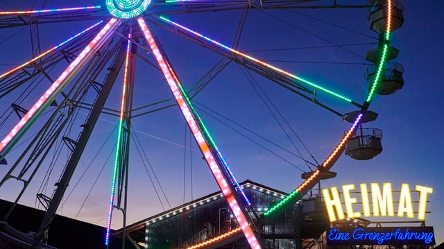 Eingang Ausstellung mit Riesenrad und Leuchtreklame Eingang Ausstellung mit Riesenrad und Leuchtreklame