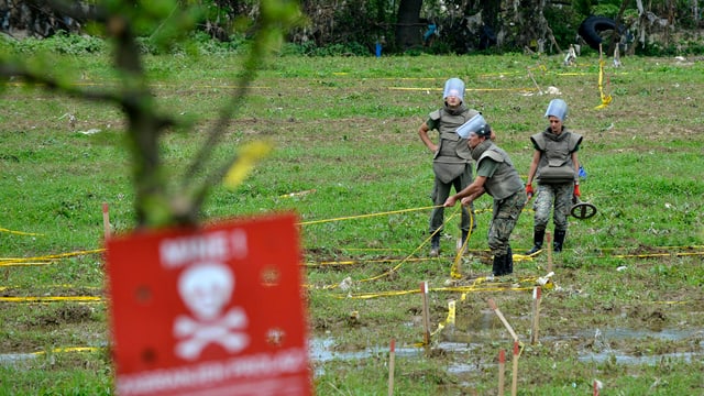 Soldaten grenzen in Bosnien ein ehemals überschwemmtes Mineneld ab. Soldaten grenzen in Bosnien ein ehemals überschwemmtes Mineneld ab.