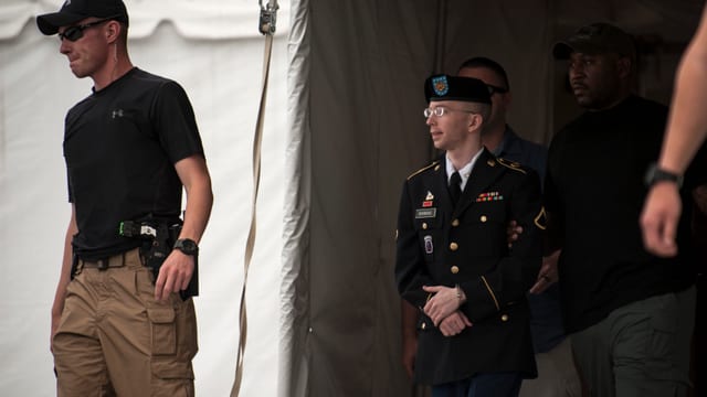 Bradley Manning beim Verlassen des Gerichts. Bradley Manning beim Verlassen des Gerichts.