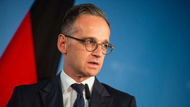 Mann in Krawatte und Anzug. Mann in Krawatte und Anzug.