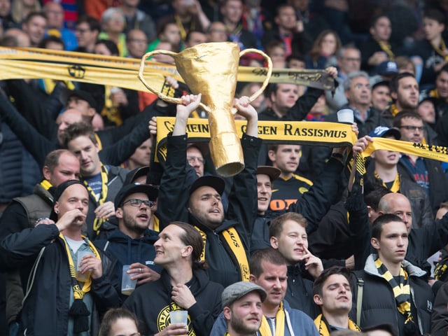 Ein YB-Fan stemmt einen selbstgebastelten Meisterpokal in die Höhe. Ein YB-Fan stemmt einen selbstgebastelten Meisterpokal in die Höhe.