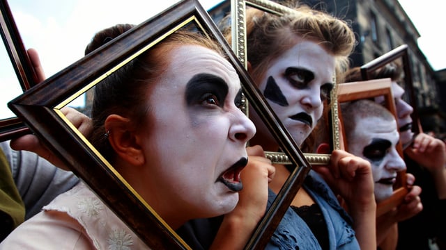 Schauspieler als traurige Clowns während einer Strassenperformance Schauspieler als traurige Clowns während einer Strassenperformance