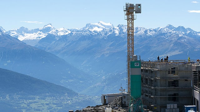In Crans-Montana wird ein Gebäude gebaut. In Crans-Montana wird ein Gebäude gebaut.