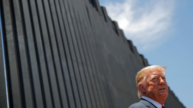 Donald Trump vor einem neu errichten Teilstück der Mauer an der Grenze zu Mexiko. Donald Trump vor einem neu errichten Teilstück der Mauer an der Grenze zu Mexiko.