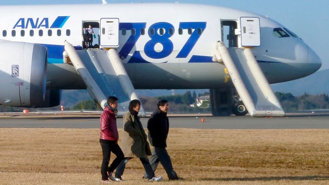 Passagiere verlassen den notgelandeten «Dreamliner» auf dem Takamatsu-Flughafen im Westen von Japan. Passagiere verlassen den notgelandeten «Dreamliner» auf dem Takamatsu-Flughafen im Westen von Japan.