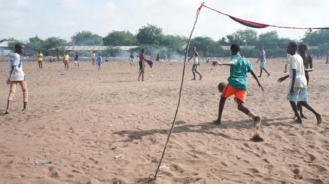Ein paar Knaben spielen Fussball im Flüchtlimgslager Dahaab in Kenia.
