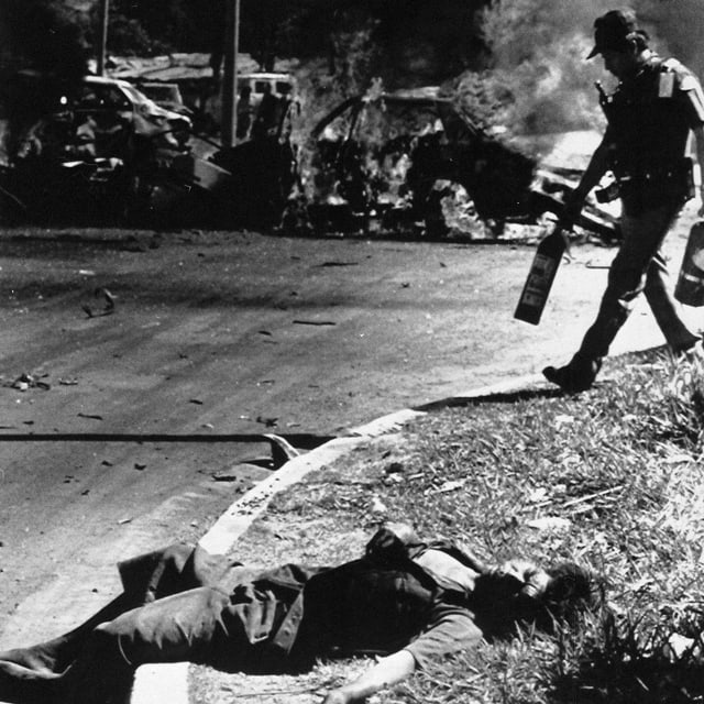 Ein verletzter Soldat liegt auf einer Strasse. Ein verletzter Soldat liegt auf einer Strasse.