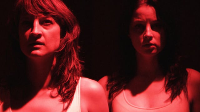Filmstill aus «Raze», zwei rotbeleuchtete Frauenoberkörper. Filmstill aus «Raze», zwei rotbeleuchtete Frauenoberkörper.