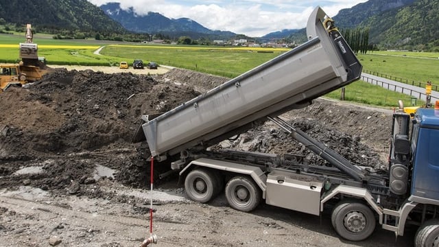 Lastwagen auf Deponie Lastwagen auf Deponie